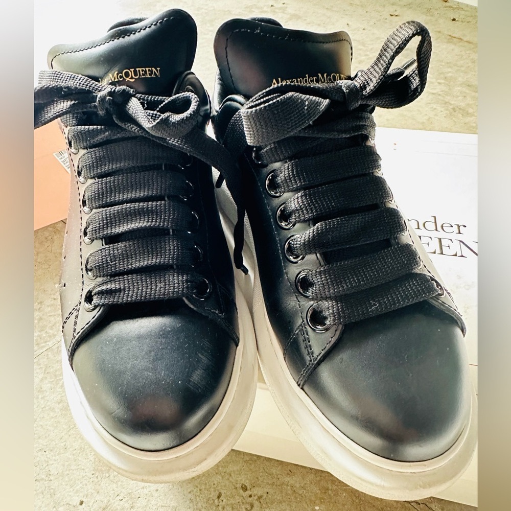 ALEXANDER MCQUEEN
Leather exaggerated-sole sneakers